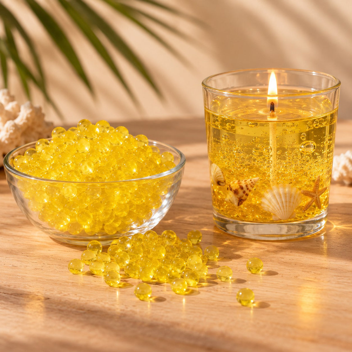 Perle di cera gel gialla per candele in una ciotola e candela gel gialla accesa con conchiglie