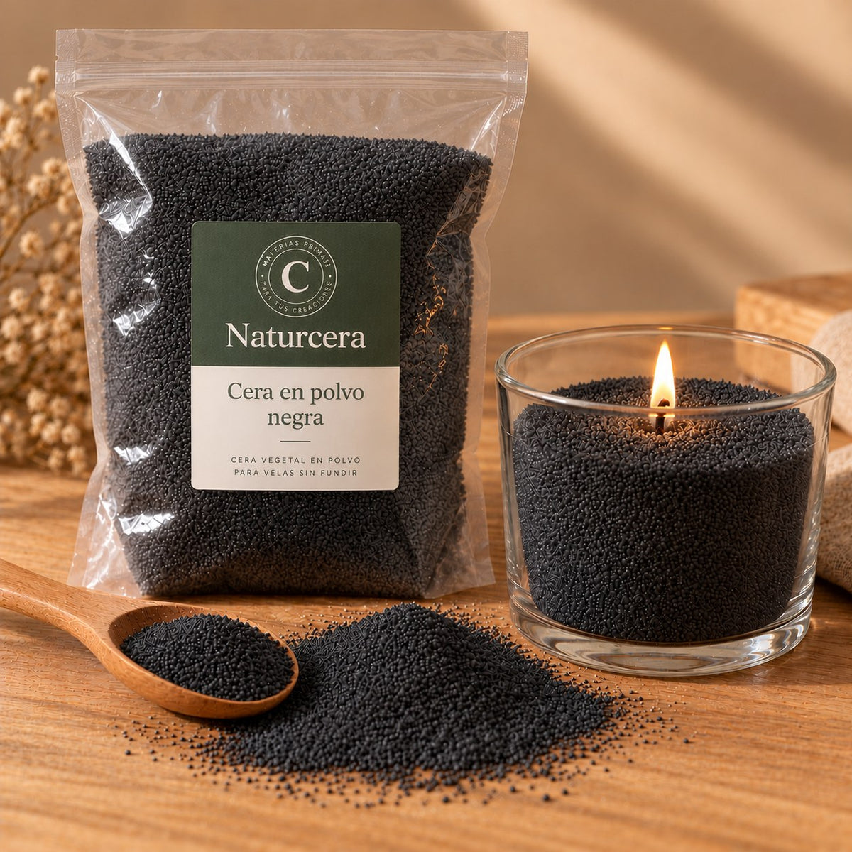 Bolsa Naturcera de cera para velas en polvo negra con vaso de cera en polvo y mecha encendida