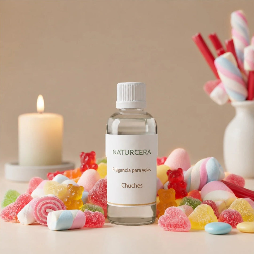 Fragancia para velas Chuches de Naturcera, botella de vidrio con los ingredientes de su aroma