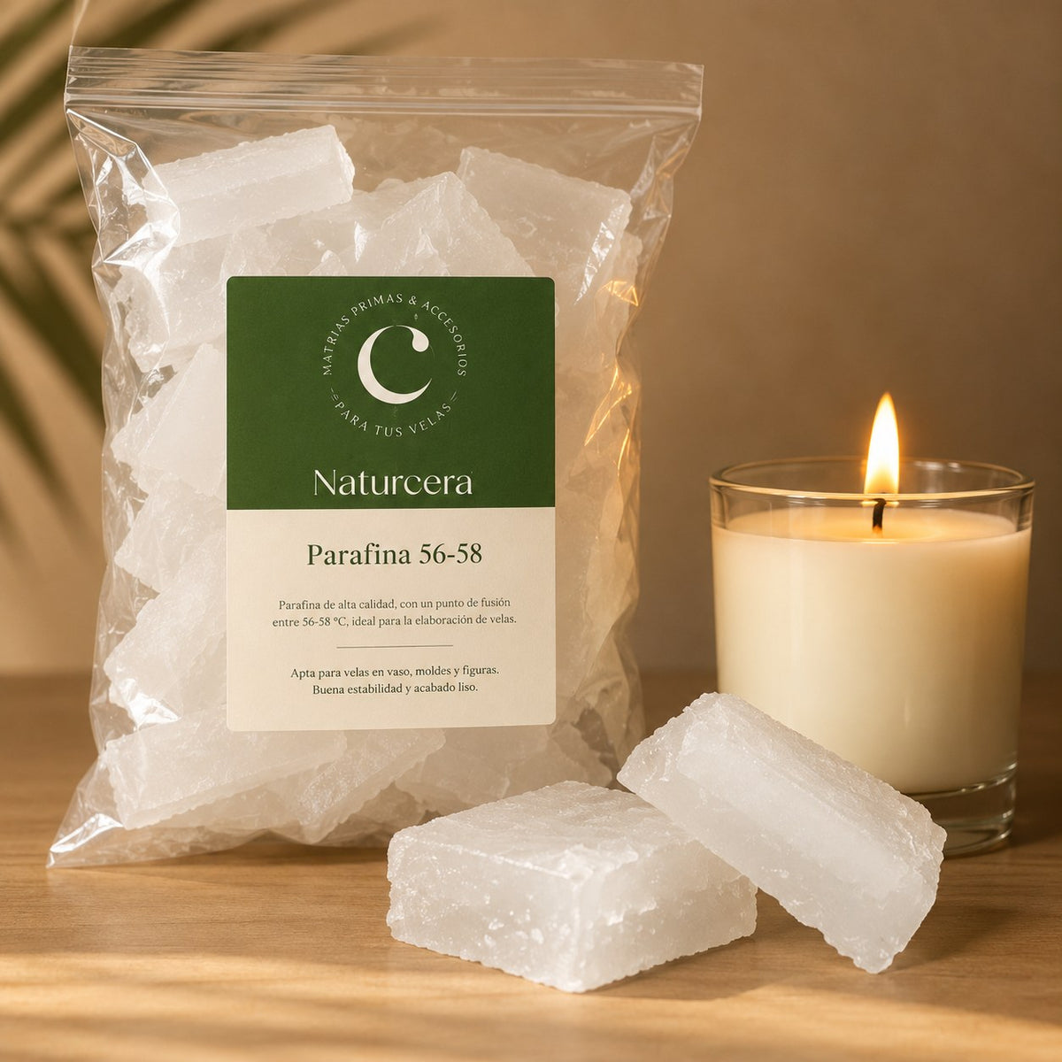 Bolsa Naturcera de parafina 56-58 en placas para velas junto a una vela en vaso encendida