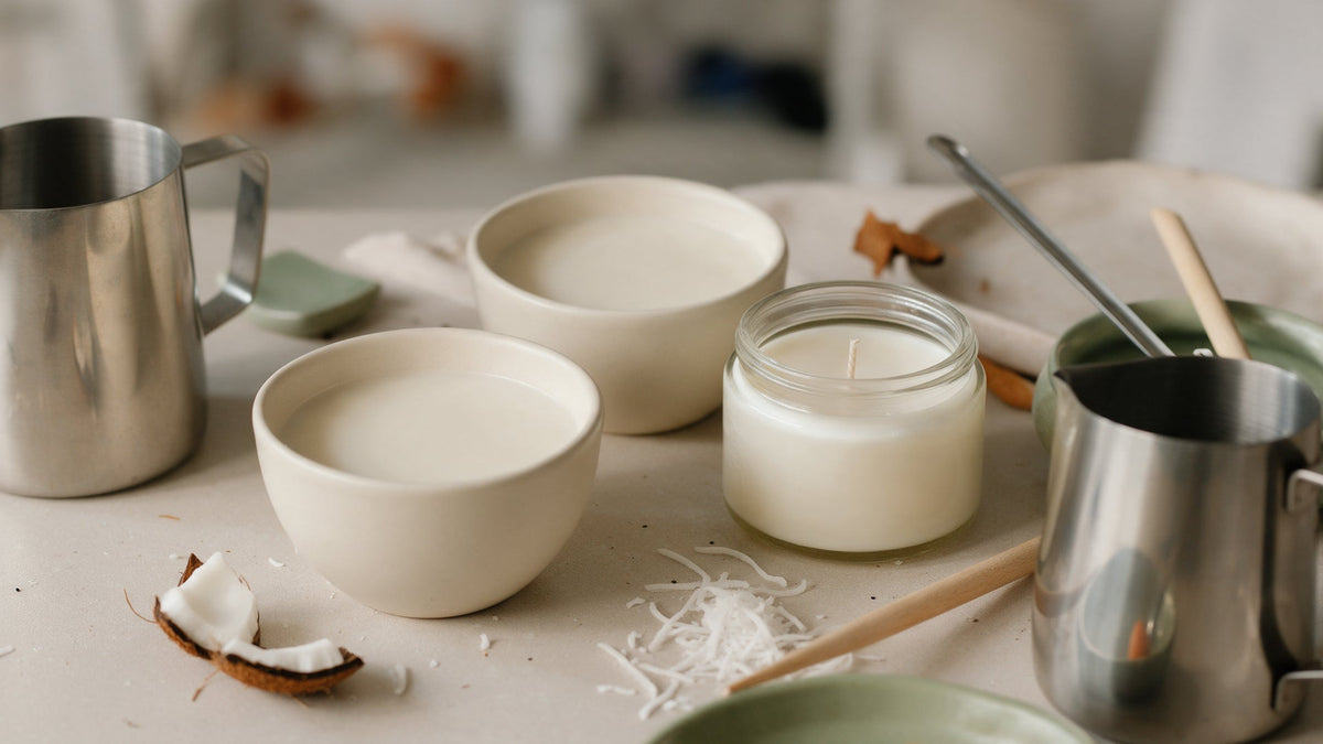 Prueba de mezcla de cera de coco y cera de soja con recipiente y herramientas de fabricación