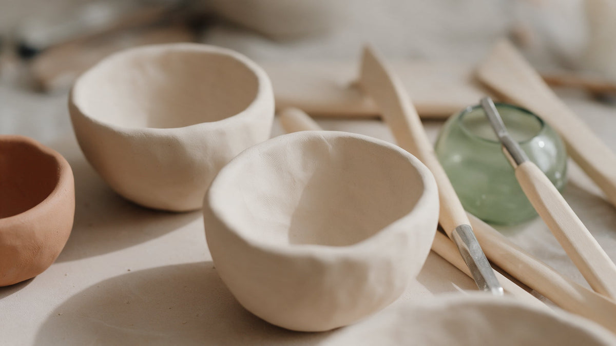 Arcilla de base agua con herramientas para moldear piezas decorativas artesanales