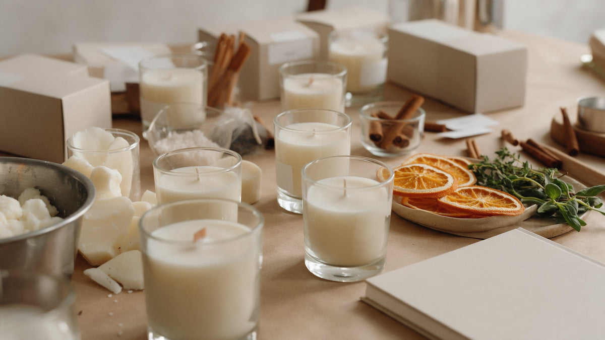 Mesa de producción de una pequeña marca de velas con materiales, envases y embalaje