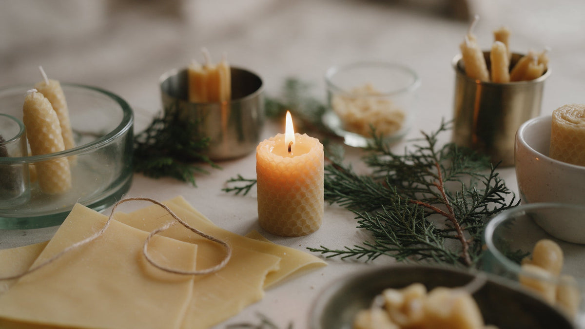 Manualidades de Navidad con velas, cera de abeja y materiales decorativos