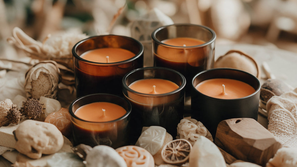 Velas de Halloween en tonos oscuros y naranja con materiales de fabricación