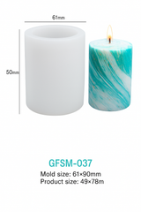 Weiße zylindrische Silikonform GFSM-037 neben einer türkis marmorierten Stumpenkerze