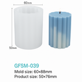 Weiße geriffelte Silikonform GFSM-039 neben einer gerillten Kerze mit blauem Farbverlauf