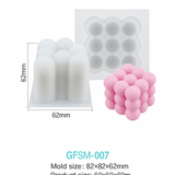 Einzelne Bubble-Cube-Silikonform GFSM-007 neben einer rosa Blasenwürfel-Kerze
