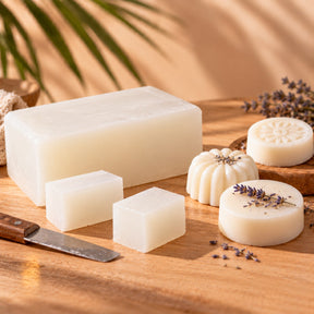 Bloque de base de jabón de glicerina blanca con dados cortados y jabones artesanales con lavanda