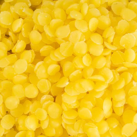 Detalle de las pastillas amarillas de cera de abejas pura