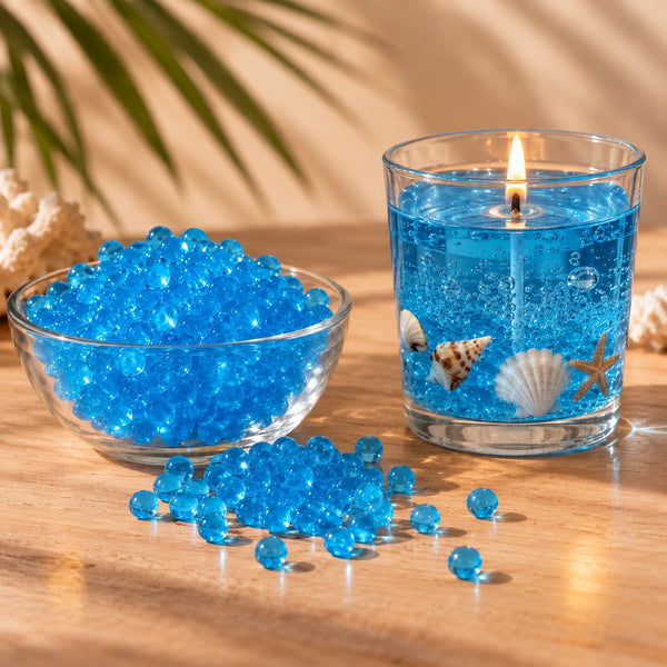 Perle di cera gel blu per candele in una ciotola e candela gel blu accesa con conchiglie