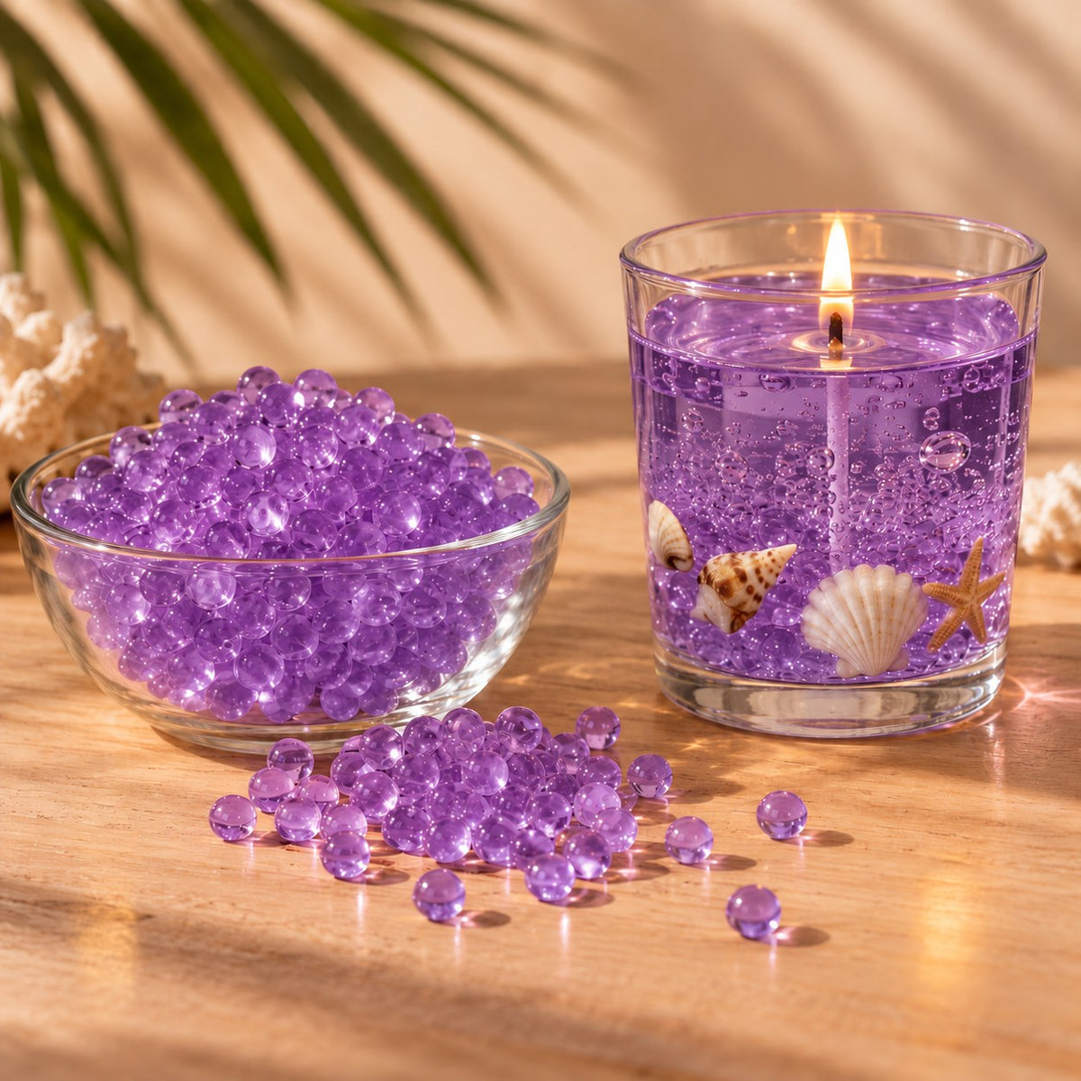Perle di cera gel viola per candele in una ciotola e candela gel viola accesa con conchiglie