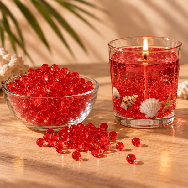 Perle di cera gel rossa per candele in una ciotola e candela gel rossa accesa con conchiglie