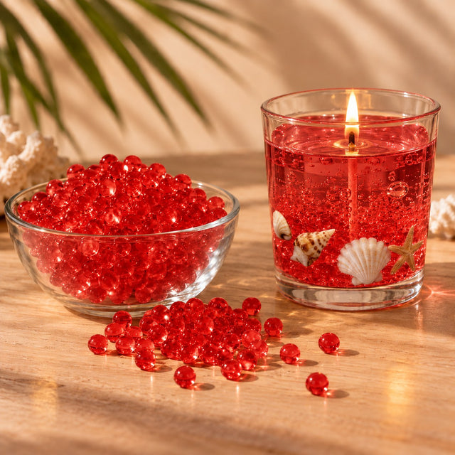 Perle di cera gel rossa per candele in una ciotola e candela gel rossa accesa con conchiglie