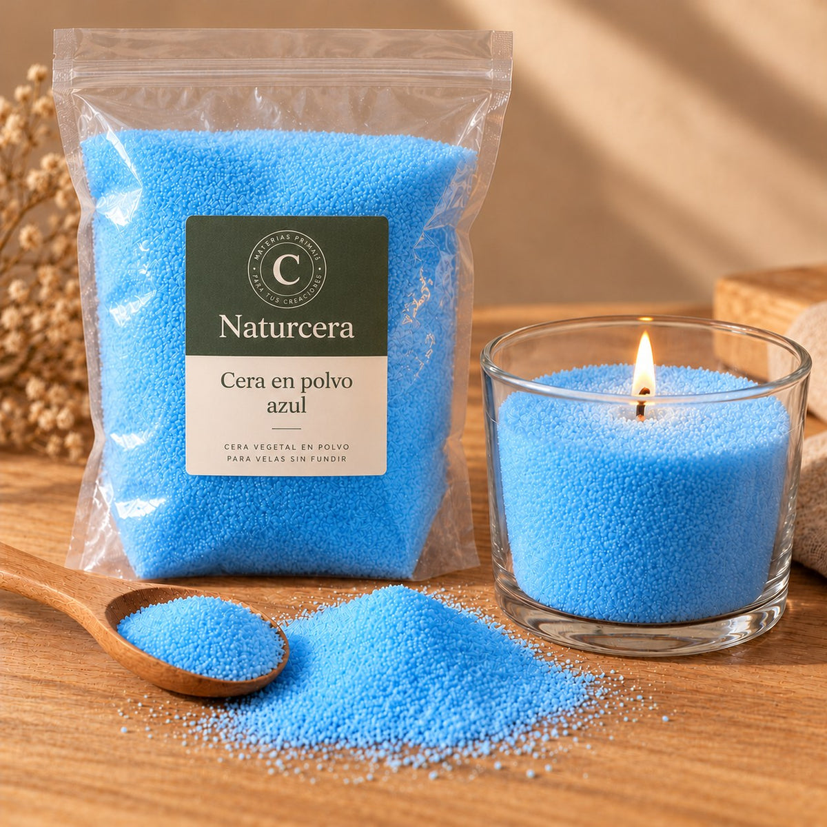 Busta Naturcera di cera in polvere blu per candele con bicchiere di cera in polvere e stoppino acceso