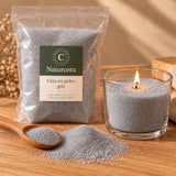 Bolsa Naturcera de cera para velas en polvo gris con vaso de cera en polvo y mecha encendida