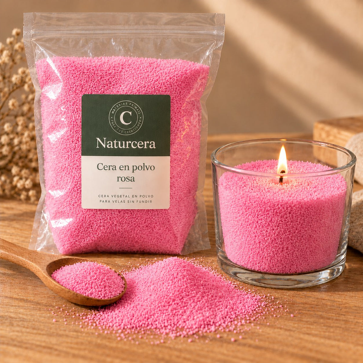 Bolsa Naturcera de cera para velas en polvo rosa con vaso de cera en polvo y mecha encendida