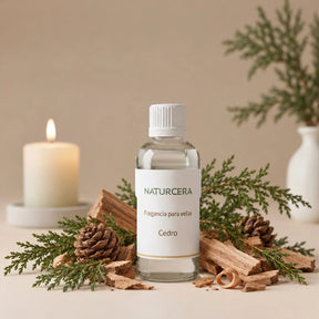 Fragancia para velas Cedro de Naturcera, botella de vidrio con los ingredientes de su aroma