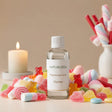 Fragancia para velas Chuches de Naturcera, botella de vidrio con los ingredientes de su aroma