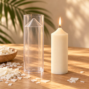 Molde de plástico transparente para velas cónicas con vela cónica de cera encendida - Naturcera