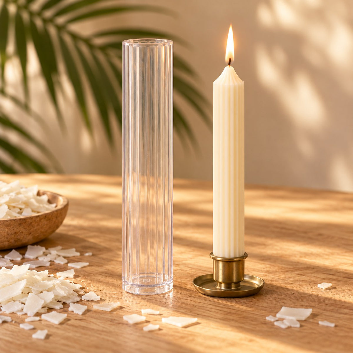 Molde de plástico para velas finas y estriadas con vela estriada encendida - Naturcera