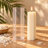 Molde de plástico para velas hexagonales altas con vela hexagonal de cera encendida - Naturcera