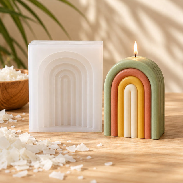 Molde de silicona para vela arcoíris junto a una vela de arco en capas de colores encendida - Naturcera