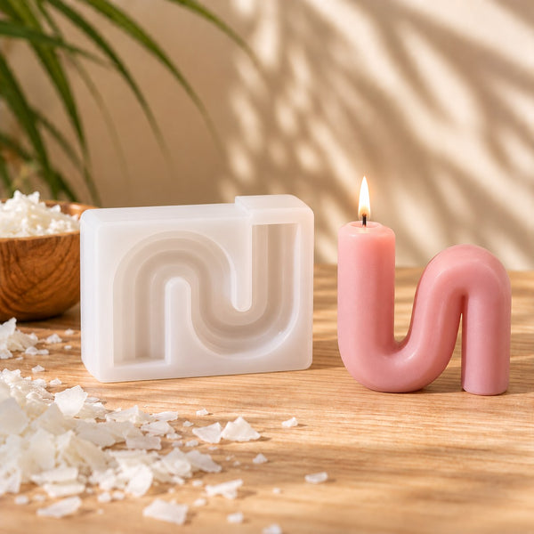 Stampo in silicone per candele a forma di U curva e candela ondulata rosa accesa - Naturcera