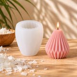 Molde de silicona con diseño plegado tipo origami y vela rosa encendida - Naturcera