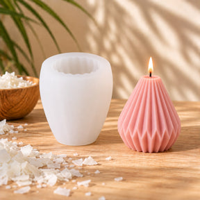 Molde de silicona con diseño plegado tipo origami y vela rosa encendida - Naturcera