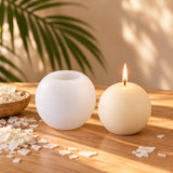 Molde de silicona esférico para velas de bola con vela esférica encendida - Naturcera