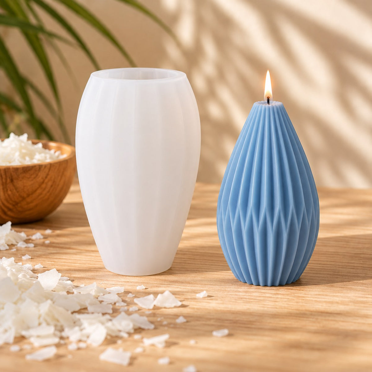 Molde de silicona estilo diamante y vela en forma de gota con estrías en zigzag encendida - Naturcera
