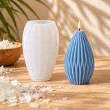 Molde de silicona estilo diamante y vela en forma de gota con estrías en zigzag encendida - Naturcera