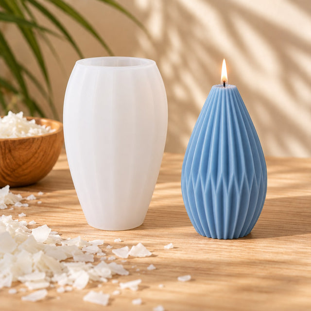 Molde de silicona estilo diamante y vela en forma de gota con estrías en zigzag encendida - Naturcera