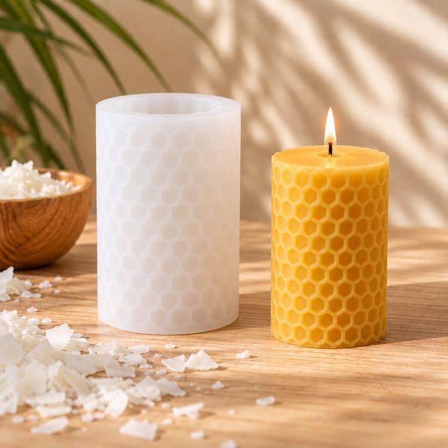 Stampo in silicone a nido d’ape e candela a colonna color miele con texture esagonale accesa - Naturcera