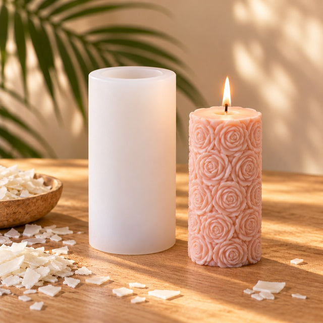 Molde de silicona con relieve de rosas y vela de pilar decorada con rosas - Naturcera
