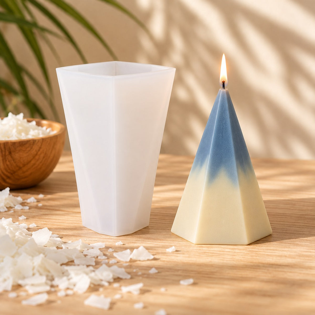 Molde de silicona para velas piramidales con vela pirámide facetada en degradado encendida - Naturcera