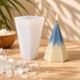 Molde de silicona para velas piramidales con vela pirámide facetada en degradado encendida - Naturcera